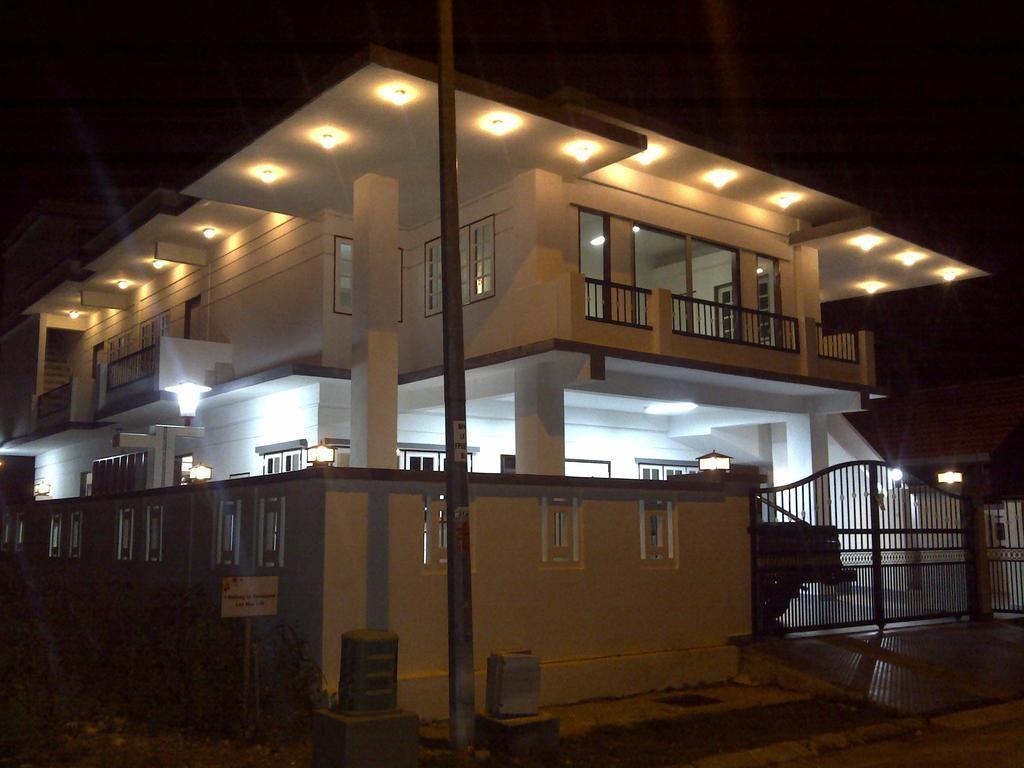 Formula One Bed And Breakfast F1 Sepang Klia Klia2 Kuala Lumpur International Airport Transit Nilai Exterior photo